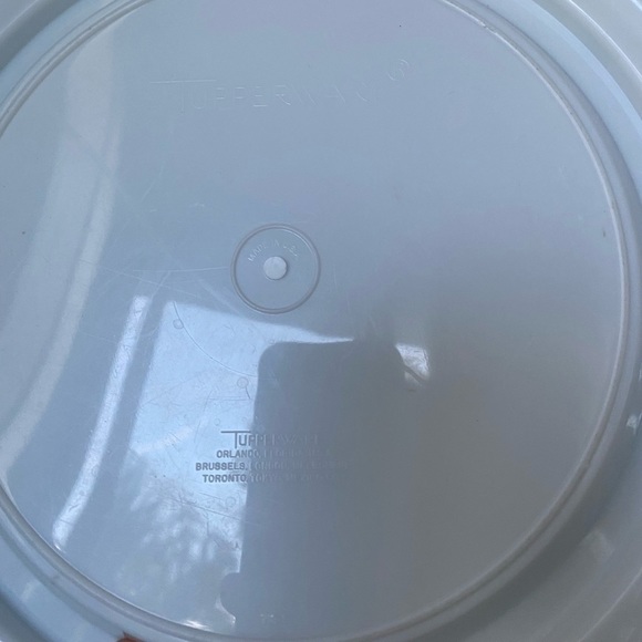 𝅺vintage TUPPERWARE 9” Pie Keeper With Cover Opaque Round  719-1 / 720-1 U.S.A. - Picture 7 of 10